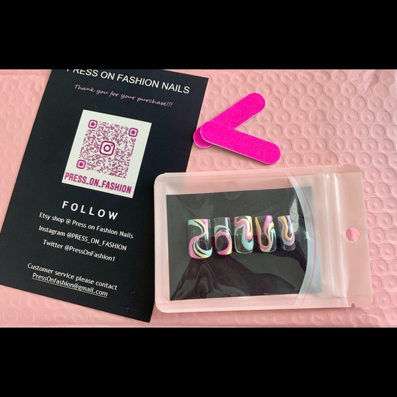 Press on nails - Picture 1 of 4